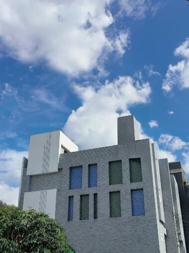 外觀小口磚施作完成